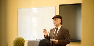 حبيب غلوم في جامعة وارسو: سلطان القاسمي جعل من الشارقة مشروعًا عربيًا مفتوحًا للمسرح والثقافة والمعرفة