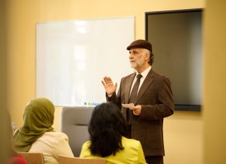 حبيب غلوم في جامعة وارسو: سلطان القاسمي جعل من الشارقة مشروعًا عربيًا مفتوحًا للمسرح والثقافة والمعرفة