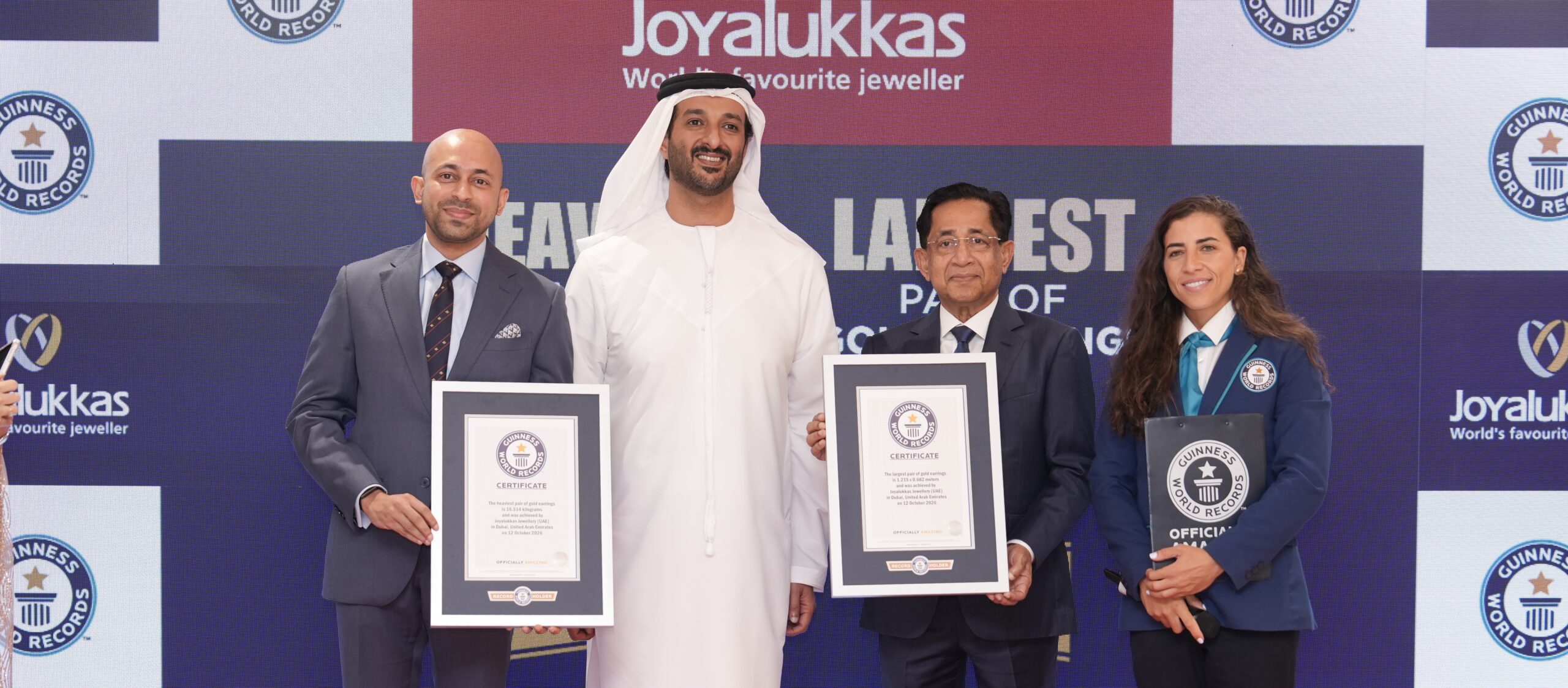 “جوي ألوكاس” تحطم رقمين قياسيين في موسوعة غينيس للأرقام القياسية بأثقل وأكبر زوج من الأقراط الذهبية في العالم